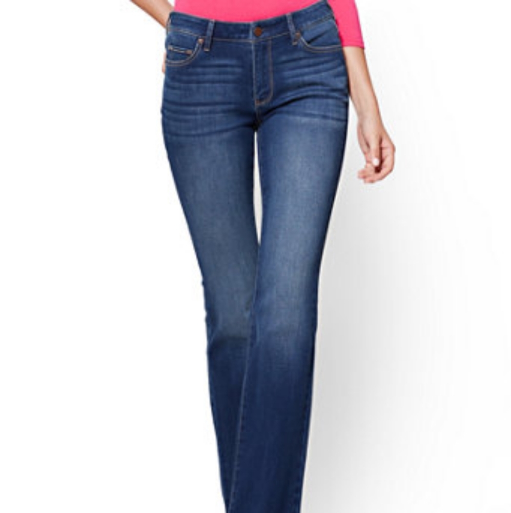 NWT!!! Petite Mid-Rise Curvy Bootcut Jeans